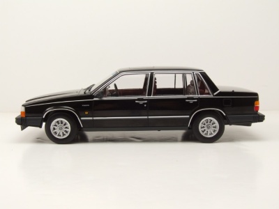 Volvo 760 1985 schwarz Modellauto 1:18 Triple9