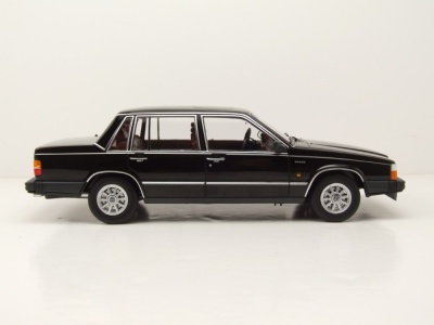 Volvo 760 1985 schwarz Modellauto 1:18 Triple9
