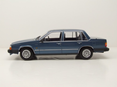 Volvo 760 1985 blau metallic Modellauto 1:18 Triple9
