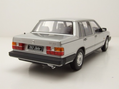 Volvo 760 1985 silber Modellauto 1:18 Triple9