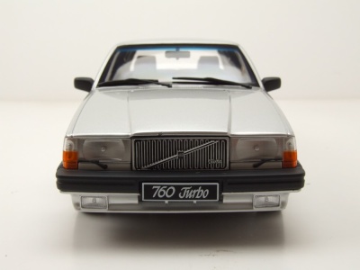 Volvo 760 1985 silber Modellauto 1:18 Triple9