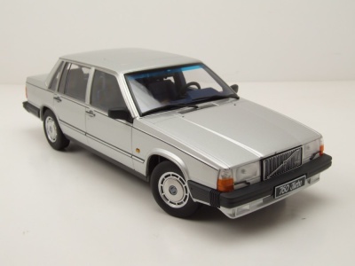 Volvo 760 1985 silber Modellauto 1:18 Triple9