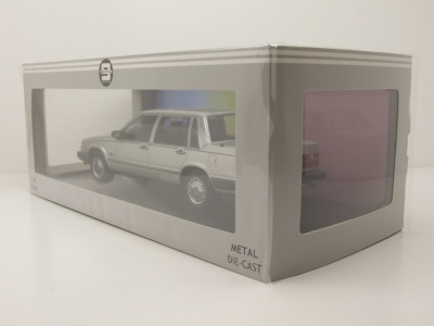 Volvo 760 1985 silber Modellauto 1:18 Triple9