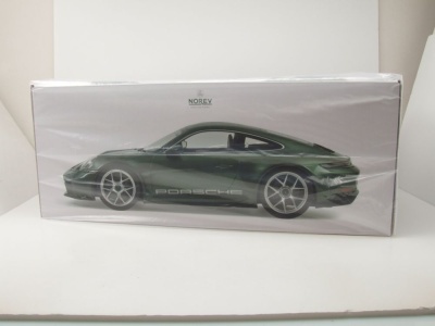 Porsche 911 S/T 2023 dunkelgrün metallic Modellauto 1:12 Norev