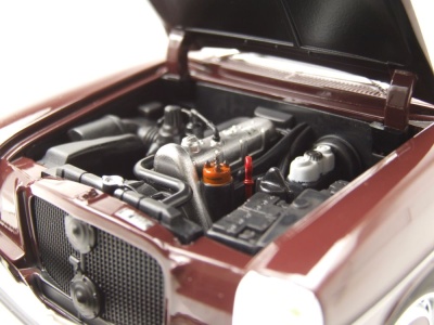 Mercedes 200 /8 Strichachter W115 1968 dunkelrotbraun Modellauto 1:18 Norev