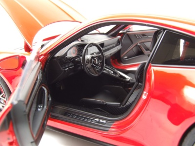 Porsche 911 992 Carrera 4 GTS 2024 indisch rot Modellauto 1:18 Norev