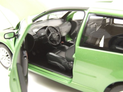 VW Golf 4 GTI 1998 grün metallic Modellauto 1:18 Norev