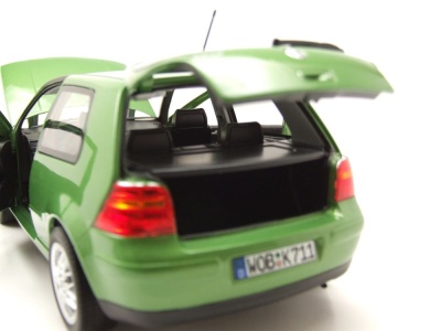 VW Golf 4 GTI 1998 grün metallic Modellauto 1:18 Norev