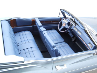 Cadillac Eldorado Convertible 1976 hellblau metallic Modellauto 1:18 MCG