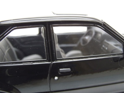 Ford Escort MK4 RS Turbo S2 1990 schwarz Modellauto 1:18 MCG