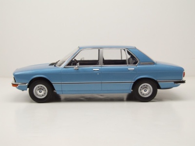 BMW 5er E12 1973 hellblau Modellauto 1:18 MCG