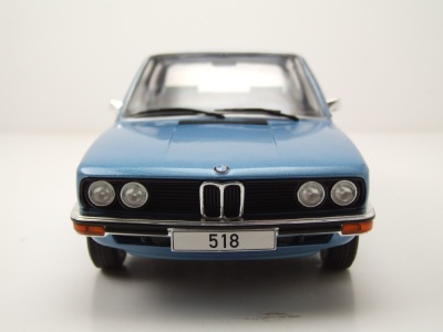 BMW 5er E12 1973 hellblau Modellauto 1:18 MCG
