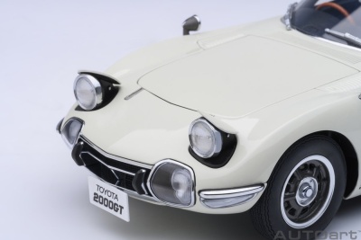 Toyota 2000 GT 1967 weiß Modellauto 1:18 Autoart
