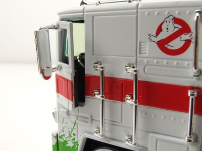 Optimus Prime Transformers Ghostbusters Ecto-1 weiß Modellauto 1:24 Jada Toys
