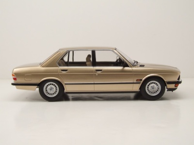 BMW 520i E28 1987 gold metallic Modellauto 1:18 ixo models