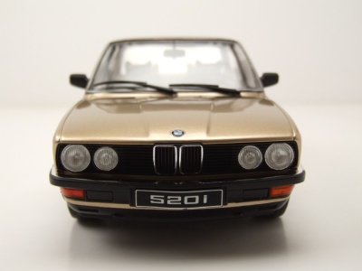 BMW 520i E28 1987 gold metallic Modellauto 1:18 ixo models