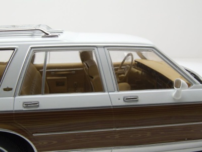 Chevrolet Caprice Estate Wagon Kombi 1985 weiß Holzoptik Modellauto 1:18 MCG