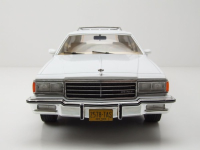 Chevrolet Caprice Estate Wagon Kombi 1985 weiß Holzoptik Modellauto 1:18 MCG