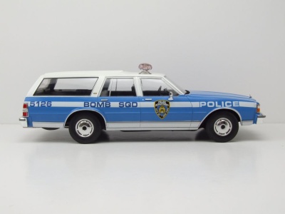 Chevrolet Caprice Estate Wagon Kombi NYPD Police 1985 blau weiß Modellauto 1:18 MCG