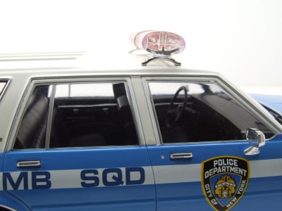 Chevrolet Caprice Estate Wagon Kombi NYPD Police 1985 blau weiß Modellauto 1:18 MCG