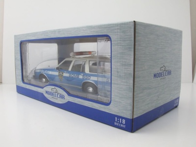 Chevrolet Caprice Estate Wagon Kombi NYPD Police 1985 blau weiß Modellauto 1:18 MCG