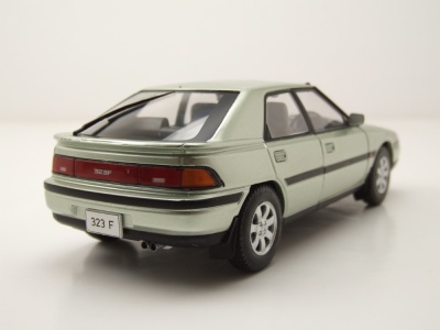 Mazda 323 F RHD 1989 hellgrün metallic Modellauto 1:24 Whitebox