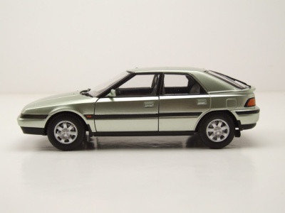 Mazda 323 F RHD 1989 hellgrün metallic Modellauto 1:24 Whitebox