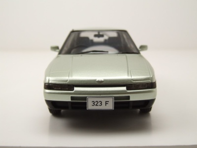 Mazda 323 F RHD 1989 hellgrün metallic Modellauto 1:24 Whitebox