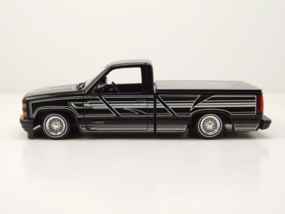Chevrolet 454 SS Pick Up 1993 schwarz weiß Modellauto 1:24 Maisto