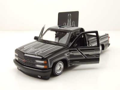 Chevrolet 454 SS Pick Up 1993 schwarz weiß Modellauto 1:24 Maisto