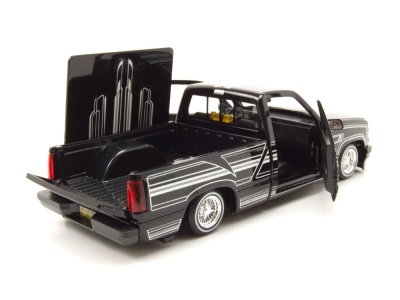 Chevrolet 454 SS Pick Up 1993 schwarz weiß Modellauto 1:24 Maisto