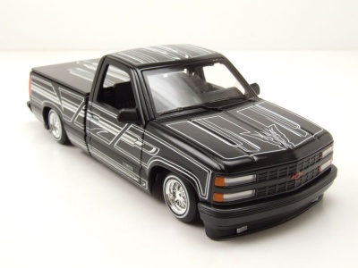 Chevrolet 454 SS Pick Up 1993 schwarz weiß Modellauto 1:24 Maisto