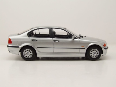BMW 3er E46 Limousine 1999 silber Modellauto 1:18 KK Scale