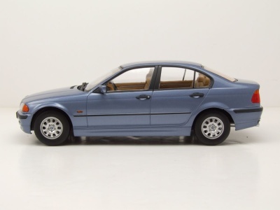 BMW 3er E46 Limousine 1999 hellblau metallic Modellauto 1:18 KK Scale