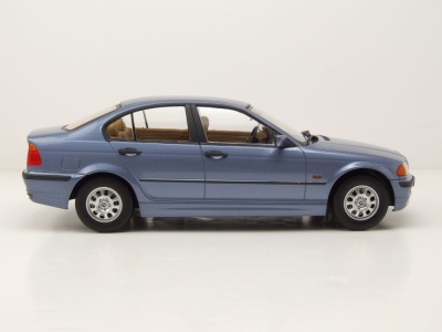 BMW 3er E46 Limousine 1999 hellblau metallic Modellauto 1:18 KK Scale