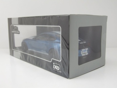Ford Shelby Mustang GT500 2022 blau metallic weiß Modellauto 1:18 ixo models