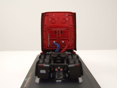 Freightliner Cascadia Zugmaschine 2018 dunkelrot metallic Modellauto 1:64 ixo models