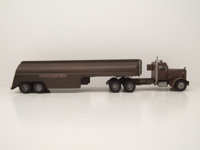 Peterbilt 281 Tank-Sattelzug 1955 verrostet "Duell" Modellauto 1:43 ixo models