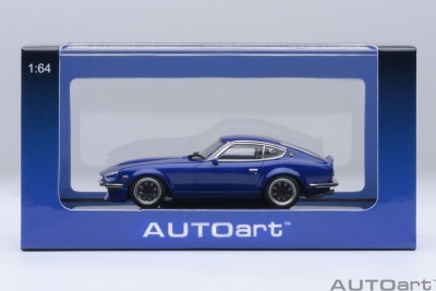 Nissan Fairlady Z (S30) blau Akuma no Z Wangan Midnight Comic #4 Modellauto 1:64 Autoart