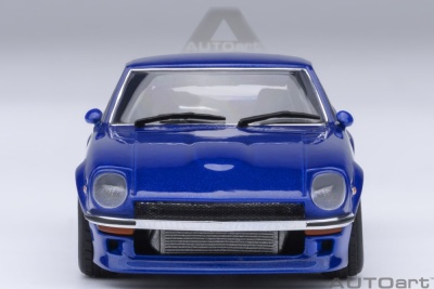 Nissan Fairlady Z (S30) blau Akuma no Z Wangan Midnight Comic #4 Modellauto 1:64 Autoart
