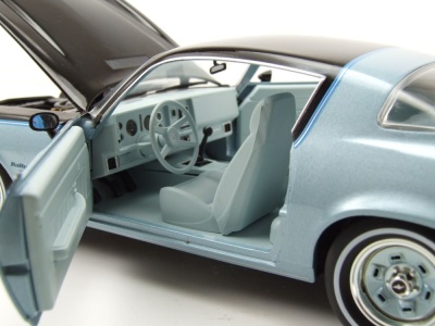 Chevrolet Camaro Z/28 Rally Sport 1978 hellblau metallic schwarz Modellauto 1:18 Greenlight Collectibles