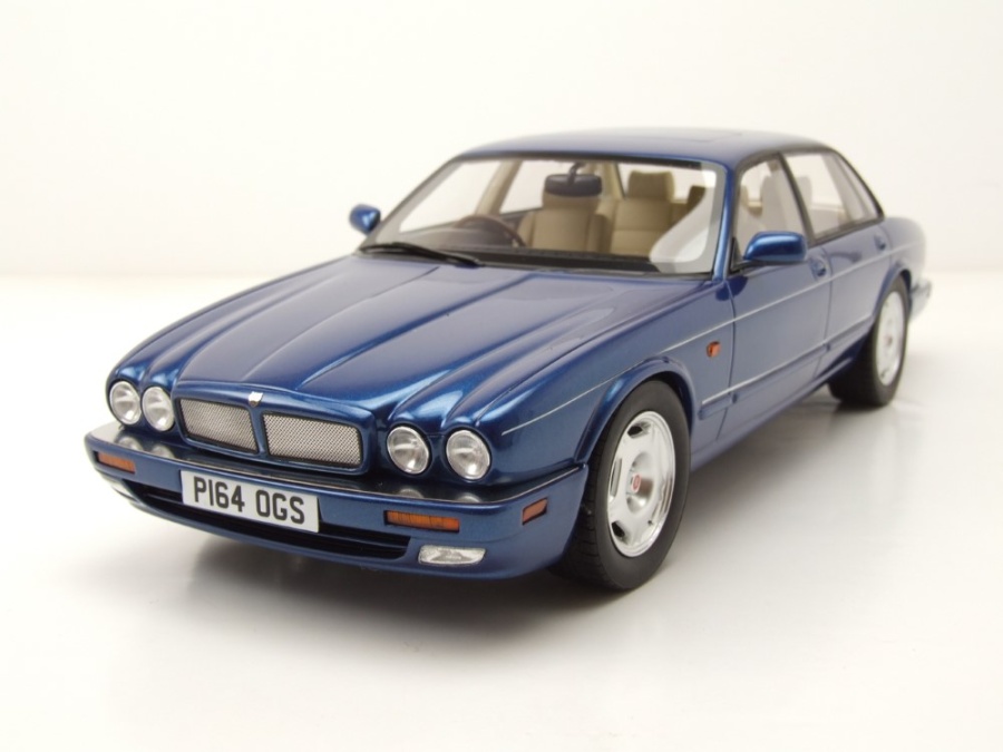 Modellauto Jaguar XJR X300 RHD 1995 dunkelblau 1:18 Cult Scale