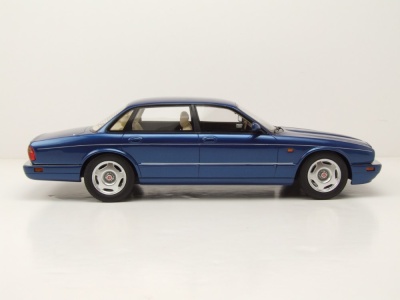 Jaguar XJR X300 RHD 1995 dunkelblau Modellauto 1:18 Cult Scale Models