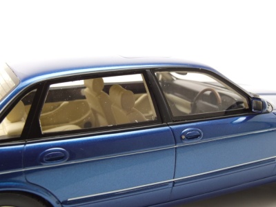 Jaguar XJR X300 RHD 1995 dunkelblau Modellauto 1:18 Cult Scale Models