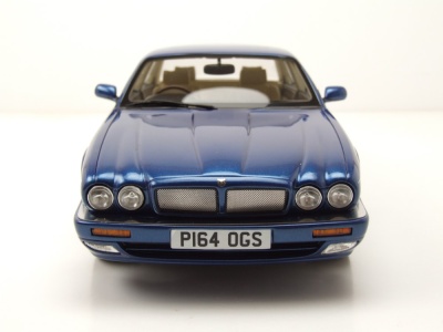 Jaguar XJR X300 RHD 1995 dunkelblau Modellauto 1:18 Cult Scale Models