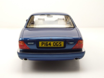 Jaguar XJR X300 RHD 1995 dunkelblau Modellauto 1:18 Cult Scale Models