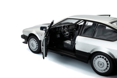 Alfa Romeo GTV6 1984 silber Modellauto 1:18 Solido