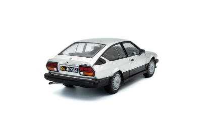 Alfa Romeo GTV6 1984 silber Modellauto 1:18 Solido