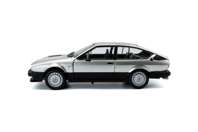 Alfa Romeo GTV6 1984 silber Modellauto 1:18 Solido
