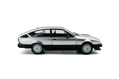 Alfa Romeo GTV6 1984 silber Modellauto 1:18 Solido